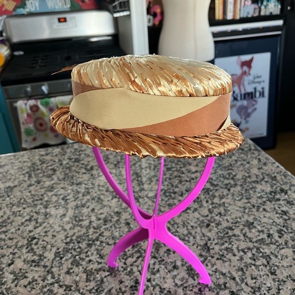 Vintage straw hat with ribbon trim and feather - Picture 3 of 5